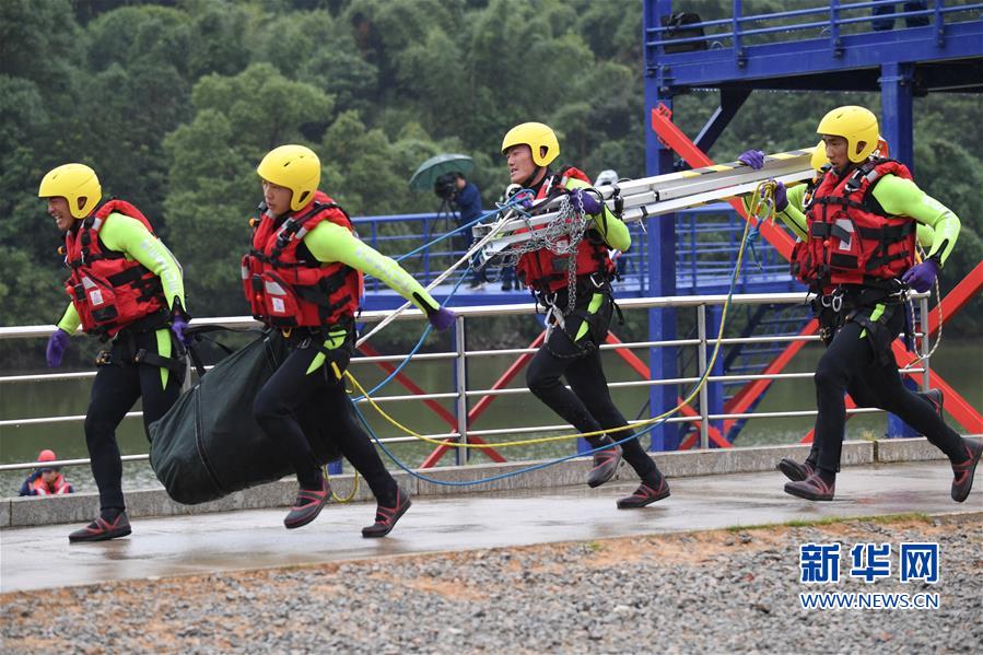 (社會(huì))(1)全國森林消防隊(duì)伍“火焰藍(lán)”首屆特種救援技能比武舉行
