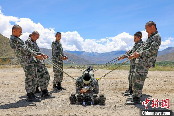 圖為荊棘排雷訓(xùn)練。　王志偉 攝