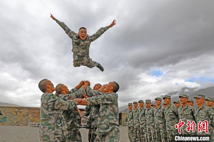 新兵進(jìn)行“空中燕子飛”?！⊥貔i程 攝