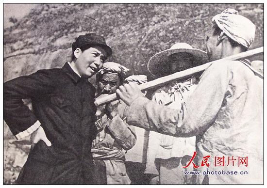 1939年，毛澤東同志在延安和楊家?guī)X農(nóng)民親切談話(huà)。