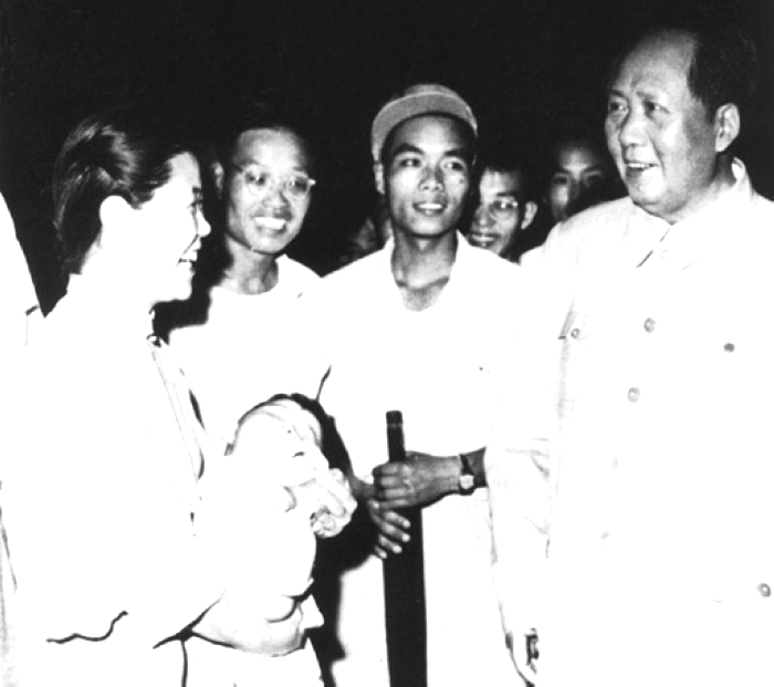 1957年，毛主席在湖北武漢長(zhǎng)江大橋上與群眾交談。