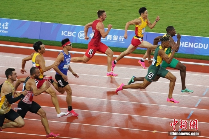 8月2日，第31屆世界大學(xué)生夏季運(yùn)動(dòng)會(huì)男子100米決賽在四川成都舉行，牙買加選手GOLDSON Kadrian dwayne(右一)以10秒04奪得男子百米冠軍。<a target='_blank' href='/'><p  align=