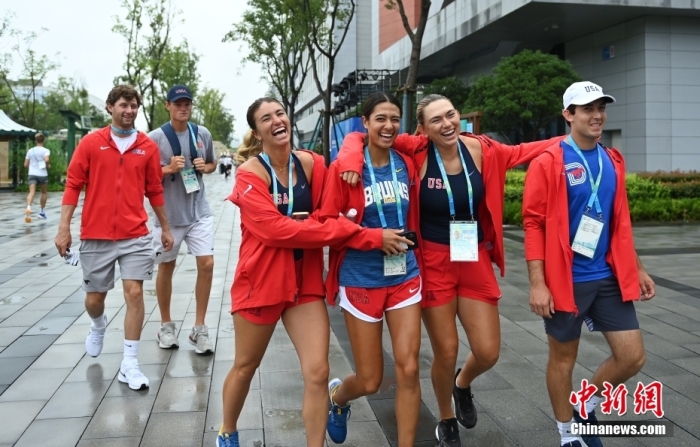 美國運動員在村內開心漫步。<a target='_blank' href='/'><p  align=